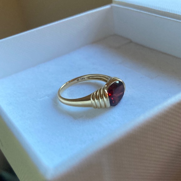 LIKE NEW - Mejuri Heirloom Ring, size 8 - Picture 7 of 8